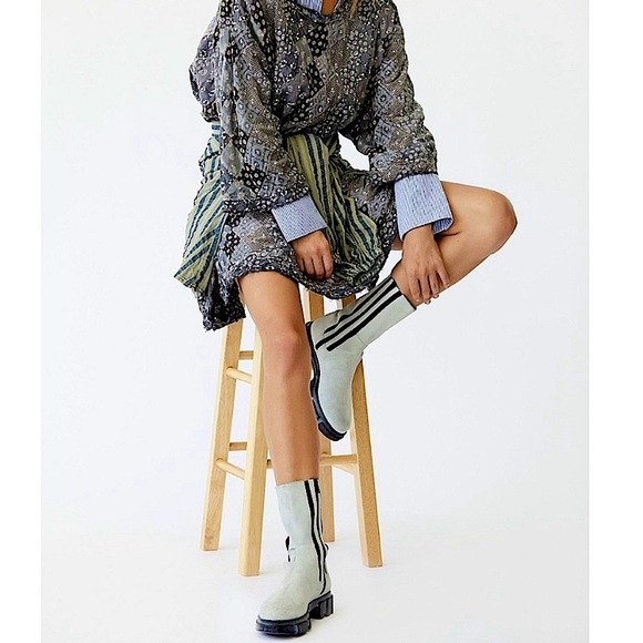 NIB Free People Brooks Lug Sole Suede Chelsea Boot, Dove Gray Mist, 8, 38.5, NWT - Picture 3 of 16